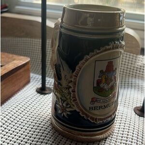 VINTAGE STEIN-BEER BERMUDA HOME DECOR COLLECTIBLES-DRINK WARE-SERVING WARE.